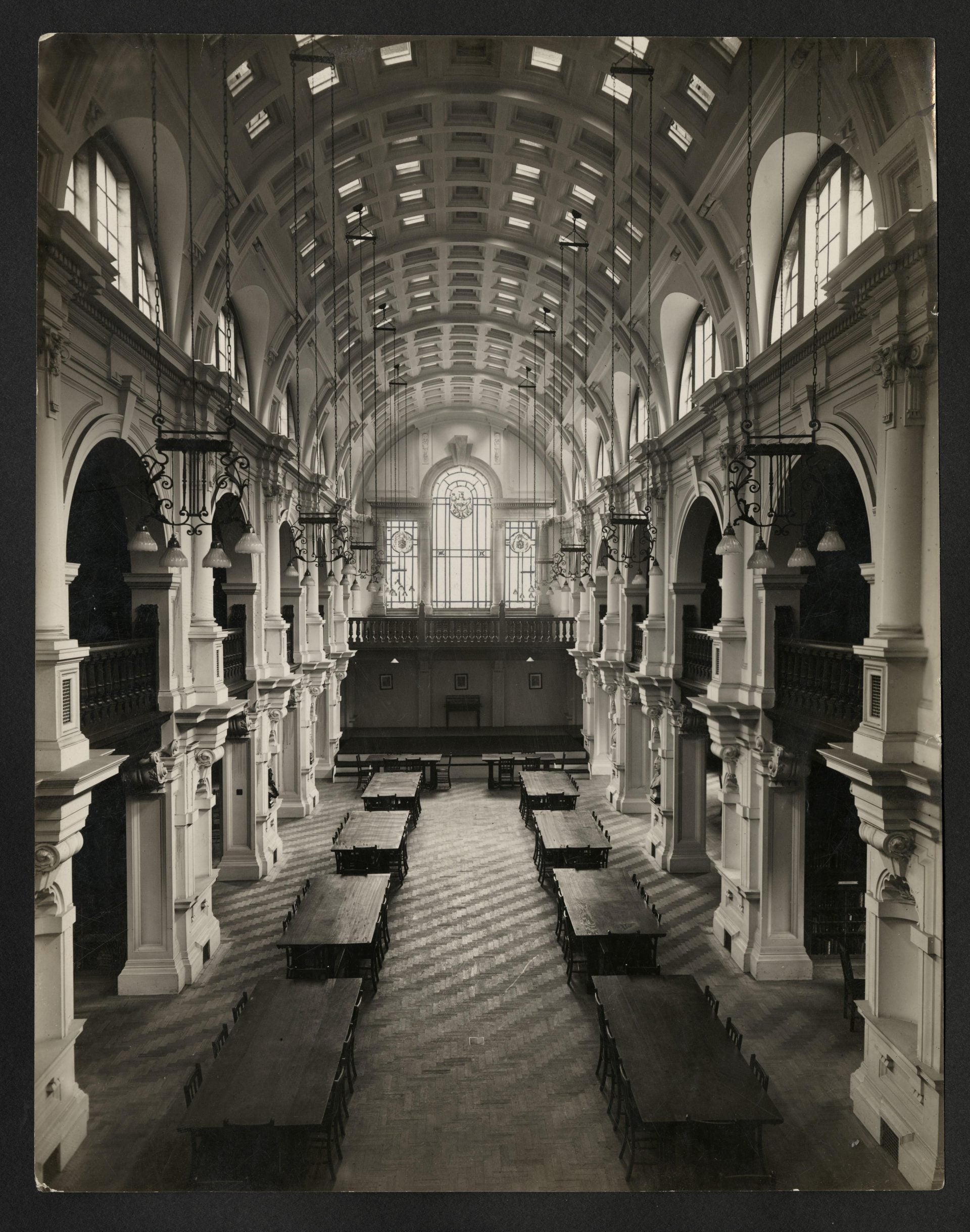 Photograph of Drapers' Library: interior, 1933