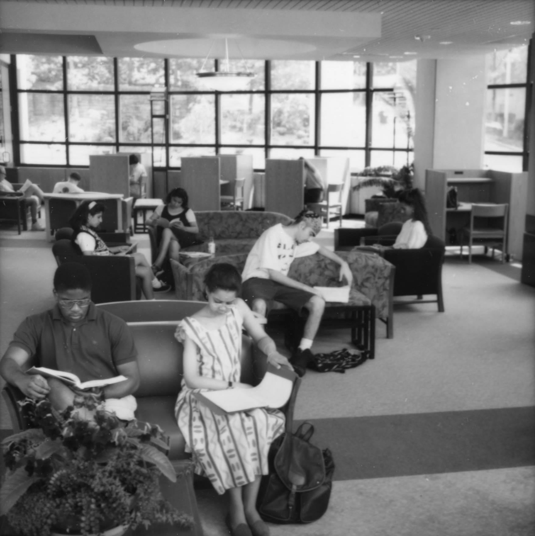 Photograph of students studying in the Pro Deo Room of the Weinberg Memorial Library (1993)